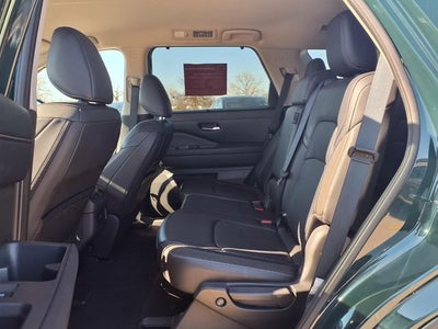 2025 Nissan Pathfinder SL