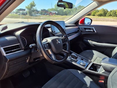 2024 Mitsubishi Outlander Base